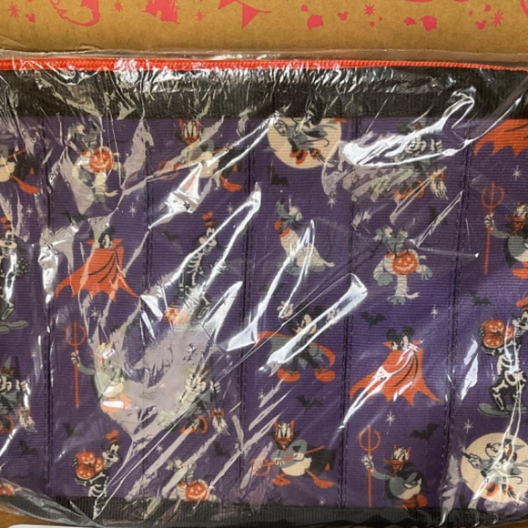 Disney Harvey’s Halloween tote - Picture 2 of 2